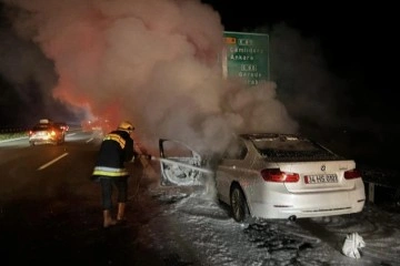 Bolu’da alev alev yanan otomobil hurdaya döndü