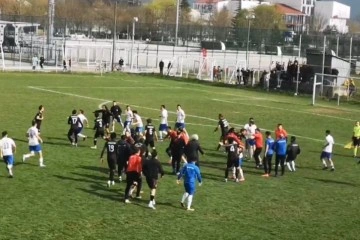 Bolu&rsquo;da amat&ouml;r k&uuml;me ma&ccedil;ında ortalık karıştı, &ouml;nce saha sonra trib&uuml;nler birbirine girdi