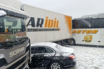 Bolu'da kar yağışı sebebiyle kayganlaşan yolda 6 araç zincirleme kazaya karıştı: 5 yaralı