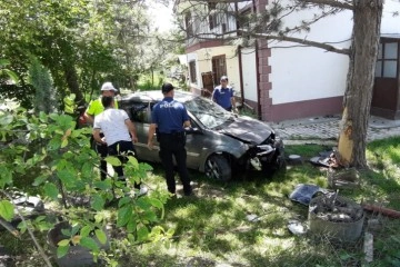 Bolu’da kontrolden çıkan otomobil bahçeye daldı: 1 yaralı