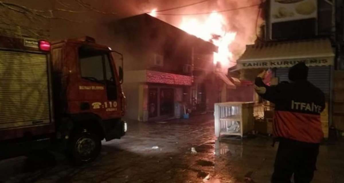 Bolvadin'de çıkan yangında 10 iş yeri alevlere teslim oldu