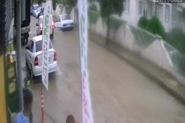 Bornova'da sel suları bir otomobili böyle sürükledi