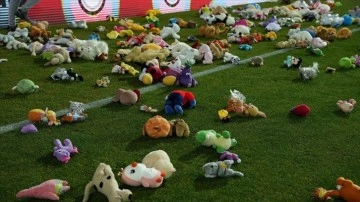 Bosna Hersek Ligi'ndeki Velez-Borac ma&ccedil;ında depremzede &ccedil;ocuklar i&ccedil;in oyuncak toplandı