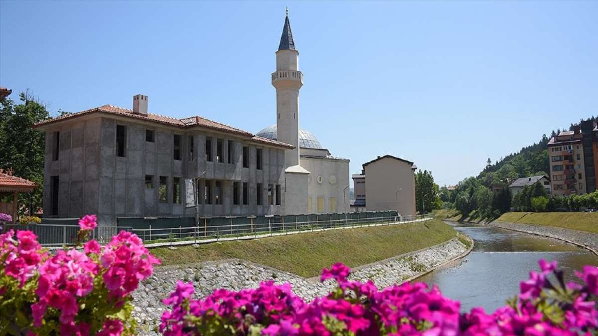 Bosna Hersek'in Olovo kentinde yapımı duran Ahi Evran Veli Kırşehir Camisi yardım bekliyor
