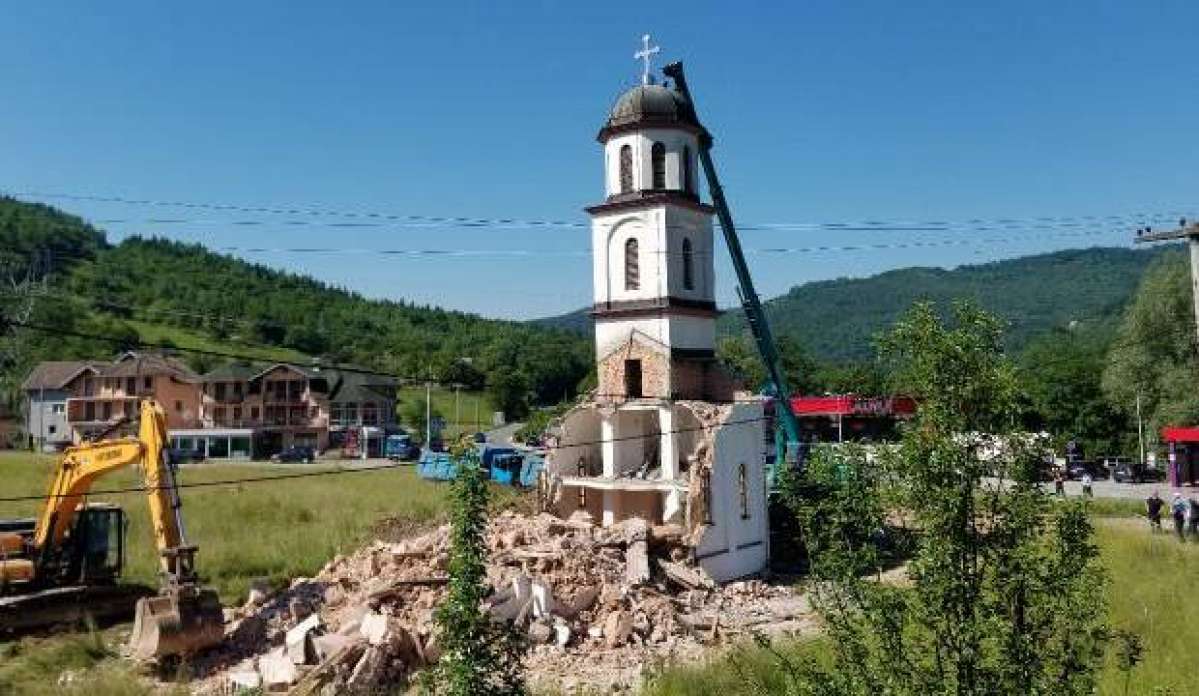 Boşnak ninenin bahçesine izinsiz yapılan kilise yıkılıyor!