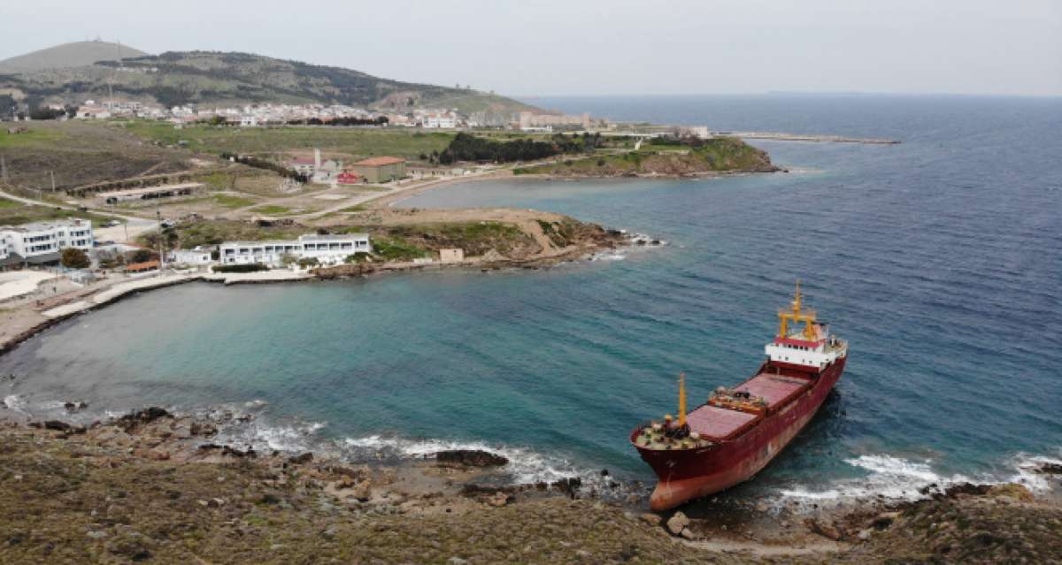 Bozcaada'da karaya oturan gemi kurtarılmayı bekliyor