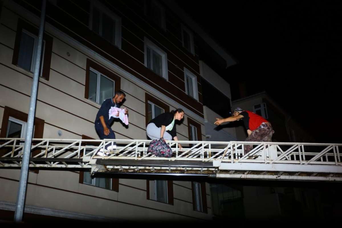 Bozkurt'ta arama kurtarma çalışmaları devam ediyor, vatandaşlar tahliye ediliyor