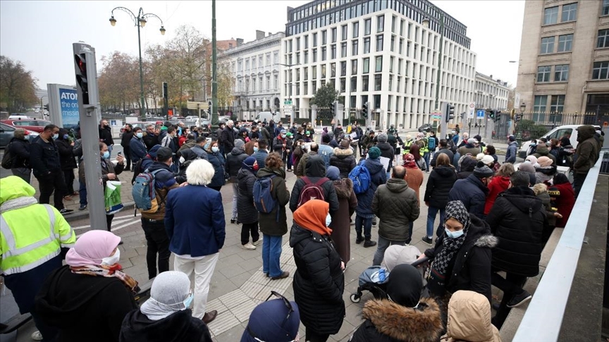 Brüksel'de düzensiz göçmenler oturum izni için gösteri yaptı