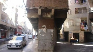 Bu bina depremlere rağmen ayakta! G&ouml;renler hayrete d&uuml;ş&uuml;yor