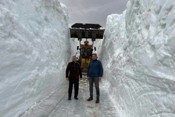Bu fotoğraflar dün çekildi: İki insan boyu kar
