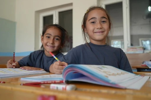 Bu okulda iki öğrenci, bir öğretmen var