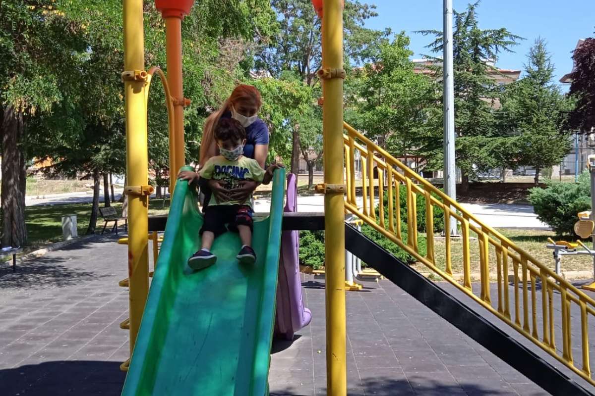 Bu parkta çocuklar oyun oynayamıyor