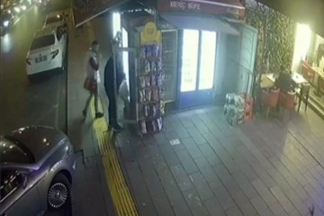 B&uuml;fe dolabındaki i&ccedil;ecekleri poşetine dolduran hırsız kamerada