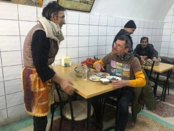 Bulaşık G&ouml;revlisi 3 dil konuşuyor