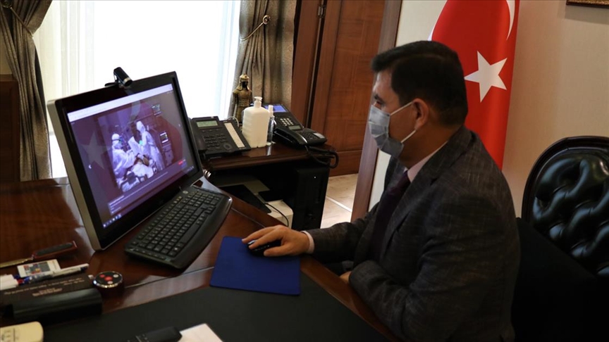 Burdur Valisi Arslantaş 'İşitme engelli hastayla iletişim'i seçti
