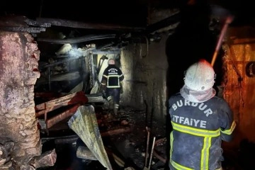 Burdur&rsquo;da &ccedil;ıkan yangında ev, samanlık ve ahır kullanılamaz hale geldi