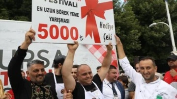 Bursa Gastronomi Festivali'nde "En uzun börek yeme yarışması" düzenlendi