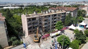 Bursa'da "1050 Konutlar Kentsel Dönüşüm Projesi" ilk yıkımla başladı