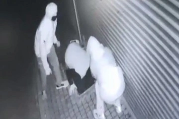 Bursa'da 3 hırsızın kepengi kırarak dükkana girme anları kameralarda