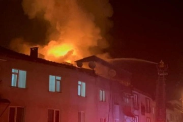 Bursa'da 3 katlı apartmanın çatısı alev alev yandı