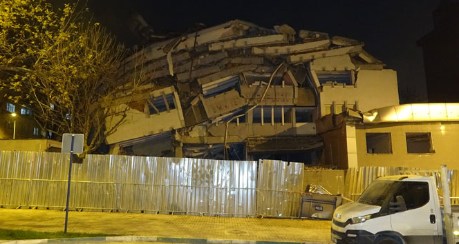 Bursa'da 6 katlı Eski Emniyet Müdürlüğü binası böyle yıkıldı