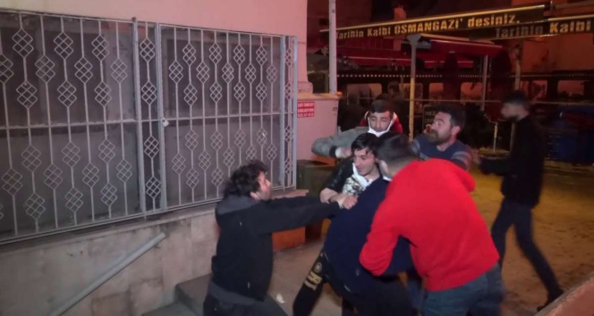 Bursa'da antikacı dükkanındaki yangın sırasında büyük kavga
