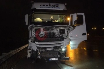 Bursa’da bariyerlere vuran otomobile arkadan gelen TIR çarptı: 1’i ağır 2 yaralı