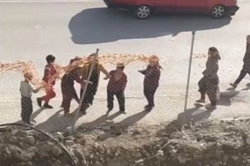 Bursa'da &ccedil;ocukların kavgasına b&uuml;y&uuml;kler dahil oldu, kavga anı kamerada