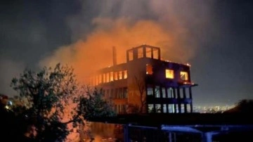 Bursa'da eski ipek fabrikasında çıkıp evlere sıçrayan yangın söndürüldü