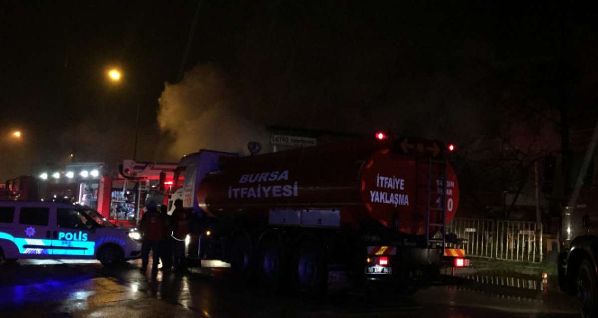 Bursa'da fabrika yangını...Milyon değerindeki malzemeler küle döndü