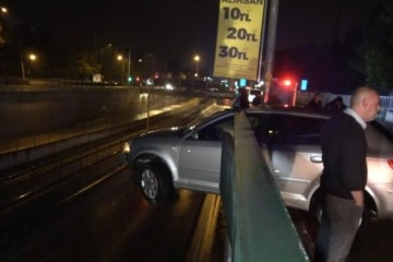 Bursa’da feci kaza! Otomobil 5 metre yükseklikte asılı kaldı