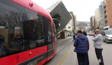 Bursa'da fırtına hayatı felç etti: Tramvay durdu, uçaklar iniş yapamadı!