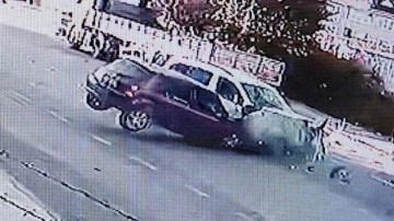Bursa'da hafif ticari araç ile otomobil kafa kafaya çarpıştı: 6 yaralı