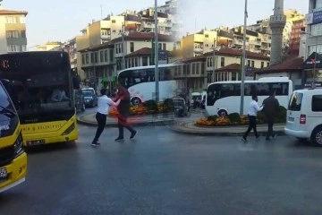 Bursa'da hafif ticari araç ve belediye otobüsü sürücüsü arasında bıçaklı kavga