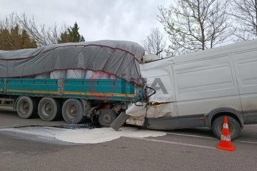Bursa'da kamyonet tıra &ccedil;arptı: 2 &ouml;l&uuml;