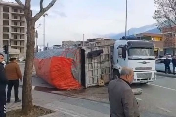 Bursa'da kamyonun devrilme anı kameralarda
