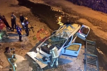 Bursa’da kontrolden çıkan araç köprüden uçtu : 1’i ağır 2 kişi yaralandı