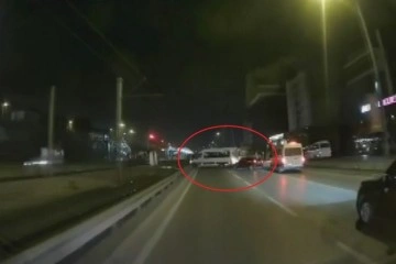 Bursa’da kontrolden çıkan otomobil servise çarptı, o anlar kamerada