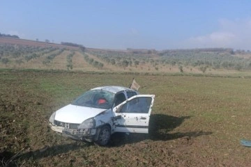 Bursa’da kontrolden çıkan otomobil tarlaya uçtu: 3 yaralı