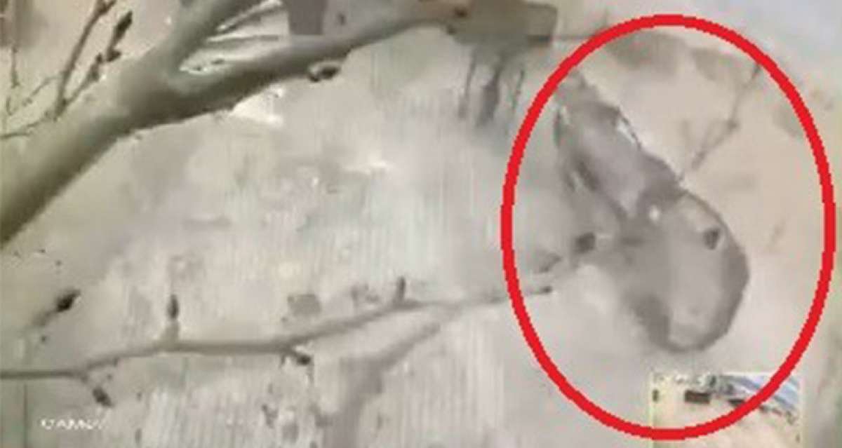 Bursa'da lodosun uçurduğu otomobil ve kamelya kameralara yansıdı