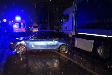 Bursa'da minibüs tırla çarpıştı: 4 yaralı