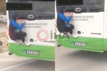 Bursa’da otobüse asılan örümcek çocuk kameraya yansıdı