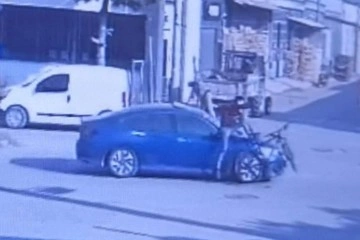Bursa'da otomobil ile çarpışan bisikletin sürücüsü böyle havalandı
