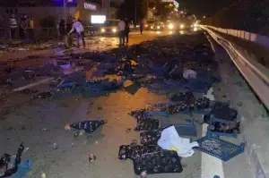 Bursa'da otomobil ile incir yüklü kamyonet çarpıştı : 2 yaralı