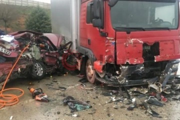 Bursa’da otomobil ile kamyon çarpıştı: 5 ölü