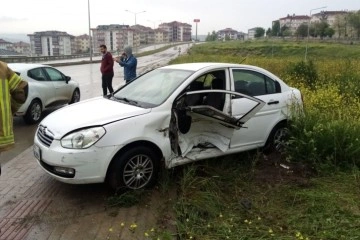 Bursa'da otomobiller çarpıştı: 2 yaralı