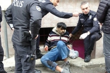 Bursa’da polise bıçakla saldıran şahıs, ayağından vurularak etkisiz hâle getirildi
