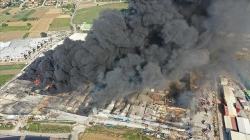 Bursa'da sanayi bölgesindeki yangına havadan ve karadan müdahale ediliyor