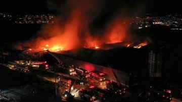 Bursa'da sanayi bölgesindeki yangına müdahale sürüyor