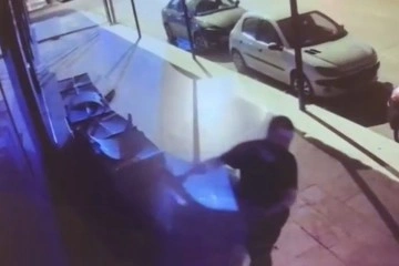 Bursa'da sandalye hırsızı kamerada